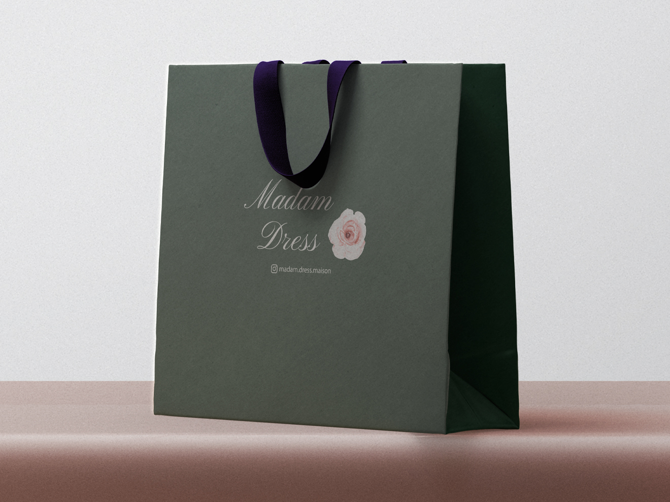 شاپینگ بگ با طراحی جذاب و چاپ حرفه‌ای برای بسته‌بندی لوکس محصولات